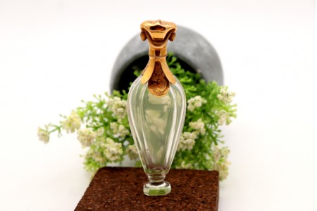 Frasco de perfume em vidro e com aplicações em ouro